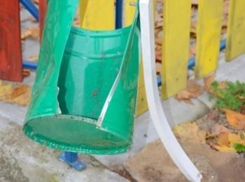  Вандали нанесоха щети на нови детски площадки в Мадан