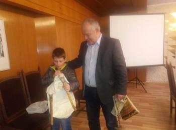 Кметът Мелемов подари  гайда на поредния млад талант от Смолян, Максим Кисьов 