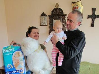 	 Кметът на Широка лъка Васил Седянков дари първото бебе за тази година в селото
