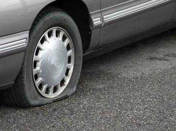 Срязаха гумите на "Опел" в Соколовци