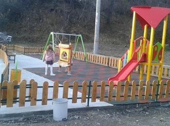 Нова детска площадка в с.Любча по проект