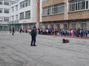  Атрактивна демонстрация на полицейско куче от полицай на ОД МВР – Смолян се проведе днес пред училище в Смолян