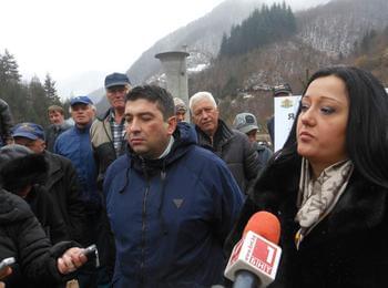 Министър Лиляна Павлова вгради капсула с послание в основите на яз. "Пловдивци", чието изграждане започва