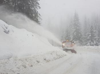 Военнослужещи и техника на Сухопътните войски продължават да помагат за разчистването на снега в Смолянско