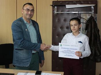  Похвална грамота и награда от кмета на Доспат за петокласника Радостин Чолаков от Барутин