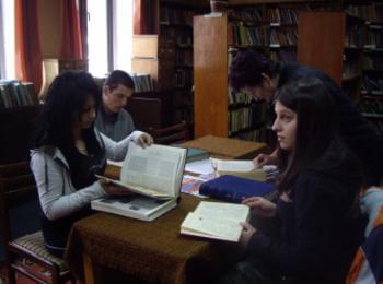 Ученици от Чепеларе овладяват професията библиотекар и четат българска класическа литература