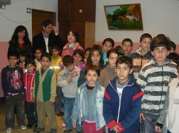 Общински служители закичиха с мартеници деца от дома в  Широка лъка