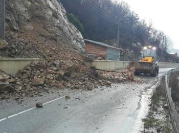  Пореден ден на блокирани пътища от свлачища в Родопите 