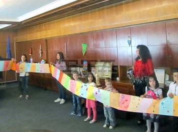 Деца подариха 20-метрова картичка на кмета на Смолян