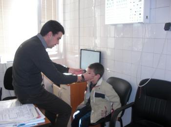  Общинският съветник от ГЕРБ Милка Манева помогна на седемгодишния Марти да вижда по-добре
