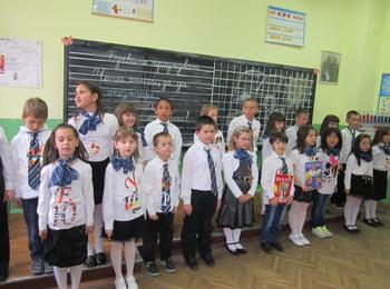 Първокласници научиха буквите и получиха за подарък портрет на Левски