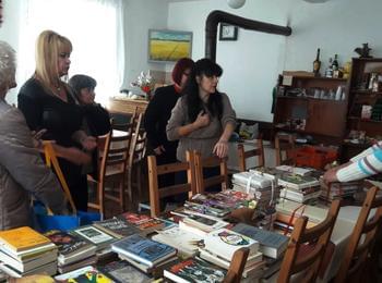 Дамите от ГЕРБ дариха книги на читалището в смолянското село Соколовци за Деня на будителите