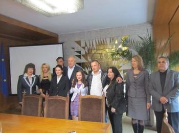 Кметът Николай Мелемов награди трима даровити ученици