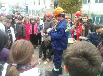 Млади огнеборци от ОУ „Проф. д-р Асен Златаров” – Смолян демонстрираха уменията си