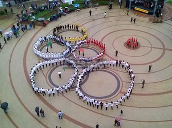 Хоро във формата на петте олимпийски кръга се изви в центъра на Чепеларе   