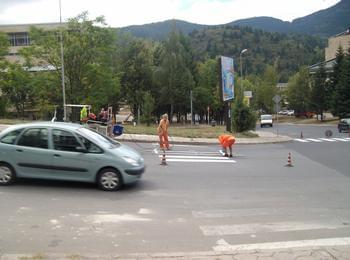 Пребоядисват пешеходните пътеки в Смолян
