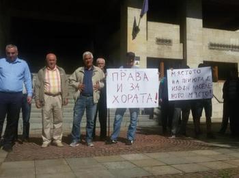 Жители на с. Елховец излязоха на протест срещу приют за кучета