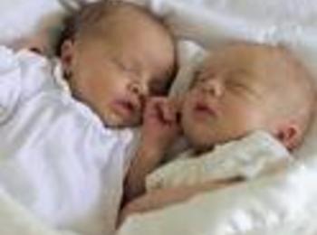 Запазват помощите за майки-студентки и близнаци