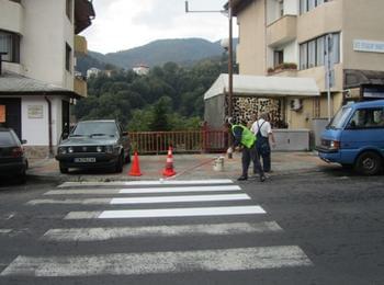 Община Смолян боядисва пешеходните пътеки в града и кварталите