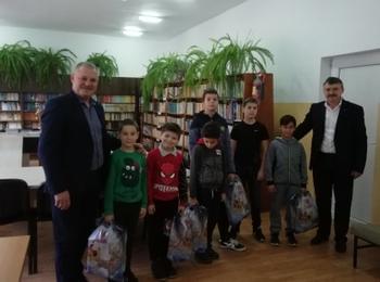 Общинската структура на ПП ГЕРБ зарадва деца от Неделино с коледни подаръци