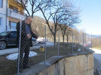 Община Смолян поставя огради за обезопасяване на околоблоковите пространства в кв. Устово