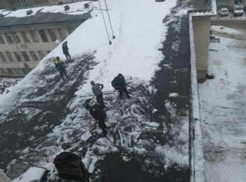 Лекари и шофьори спасяват медицинска апаратура с лопати в Златоград