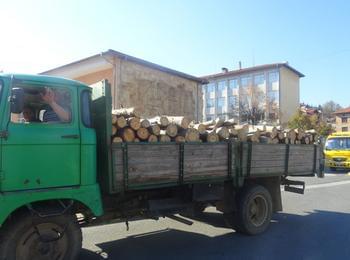 Болницата в Златоград получи дарение от 22 куб.м дърва
