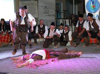Самодейците от Широка лъка обраха овациите на публиката с битовата пиеса „Попрелката” на фестивал в турския град Урла 