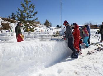 Диджеи от България и Великобритания миксират на снежен бар на вр. Мечи чал