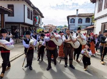 Няколко поколения гайдари музицираха на празнично шествие в Етнографския комплекс в Златоград