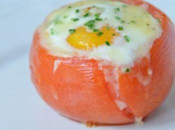Печени яйца в доматени чаши