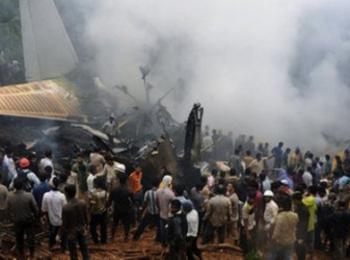Самолет със 169 пътници се разби при кацане в Индия