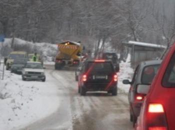 10-12 см е снежната покривка в Смолянско, пътищата са проходими при зимни условия