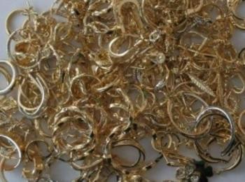Златни накити за над 3 000 лева задигнаха от кола