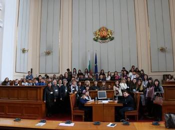 По покана на председателя на ПГ на ГЕРБ д-р Даниела Дариткова смолянски ученици посетиха Народното събрание