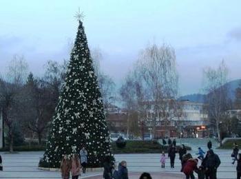 С красива празнична украса грейна Коледната елха в Златоград