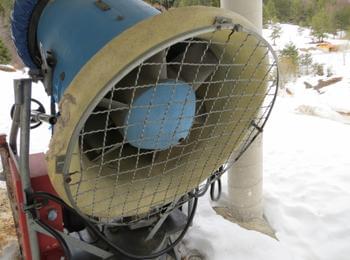 Автомобил закъса в ледени преспи образувани от оръдията за сняг в Пампорово
