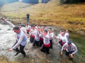 17 смелчаци от Момчиловци скочиха днес за Богоявленския кръст