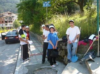Младежи от Смолян започнаха своята работа по чистене на града