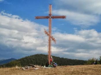 10-метров кръст поставиха родолюбци над село Солища
