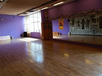 С обновена зала открива новата учебна година клуб по Спортни танци "Фен-85"