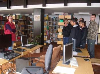 Ученици от ПГТТ „Христо Ботев“ посетиха регионалната библиотека