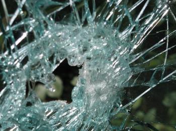 Вандали счупиха стъклата на "Фиат" в Чепеларе