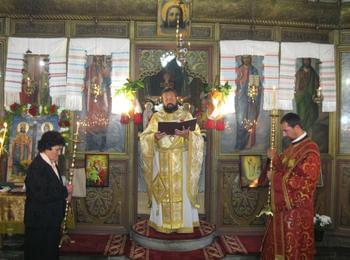   Архимандрит Висарион и четирима свещеници отслужиха  Литургията за св.Константин и Елена в Момчиловци