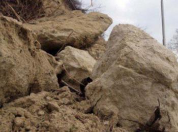  Над 6 хил. т скална маса са премахнати досега от срутището на път II-86 Бачково - Наречен 