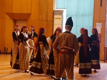 Ансамбъл „Родопа” представя богатството на родния ни фолклор пред ученици от смолянски училища