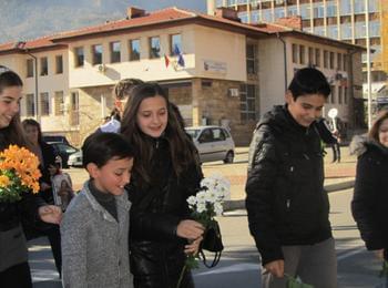  Смолян почете паметта на загиналите при катастрофи с цветя и сирени