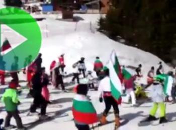 Над 200 скиори с народни носии и българския трикольор участваха в масово спускане от вр. Снежанка по повод 3 март 