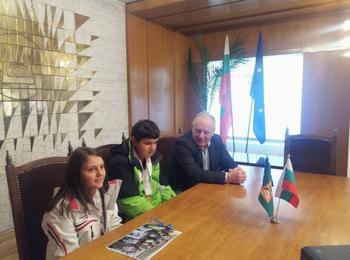 Кметът Мелемов посрещна Мариела и Калин, които се представиха достойно  на Световните зимни игри на Спешъл Олимпикс 