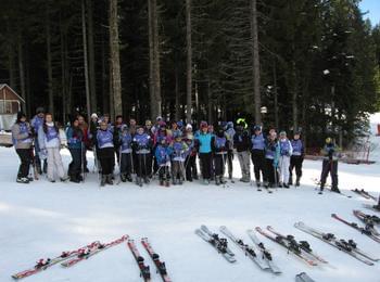  Близо 50 деца на Българската армия се включиха в зимен ски лагер на Пампорово 